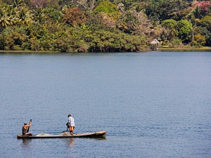 Dos hombres realizan su rutina diaria en busca de pesca en Río Dulce, Izabal. Foto: Inguat