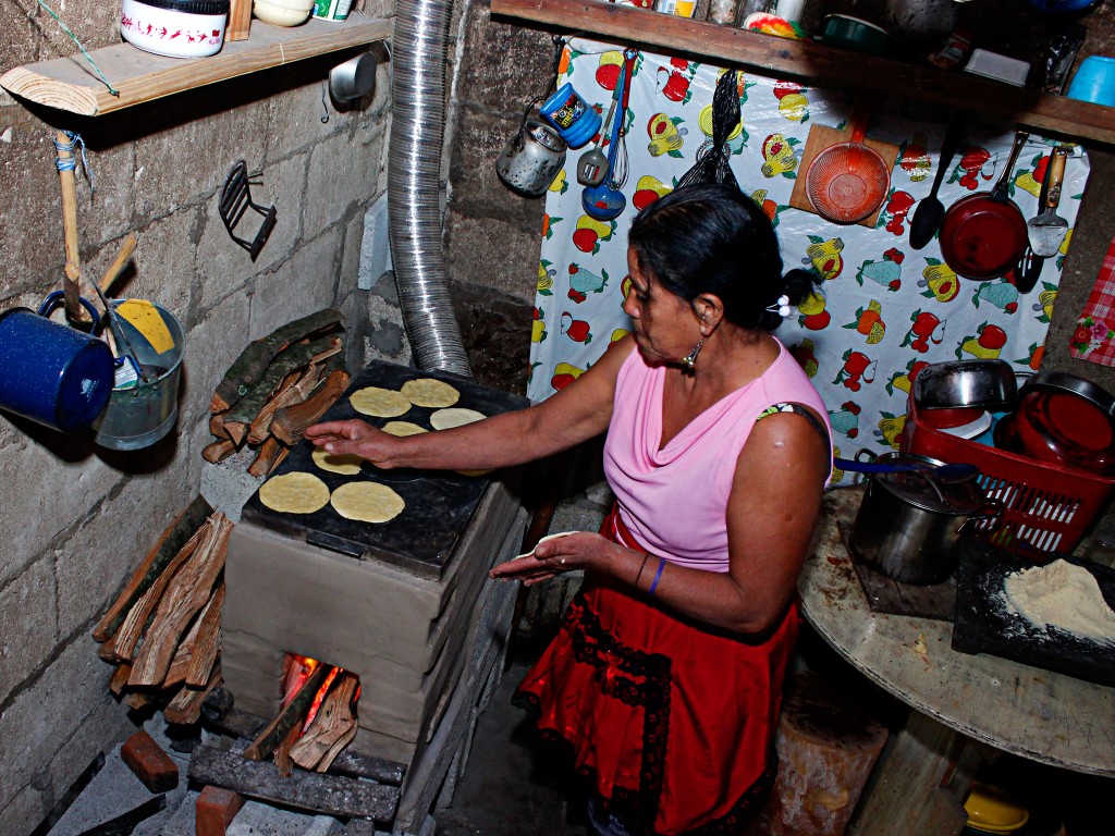 Amas de casa de familias rurales aprovechan de mejor manera los diseños de estas estufas eficientes. Foto: Jorge Rodríguez/Viatori