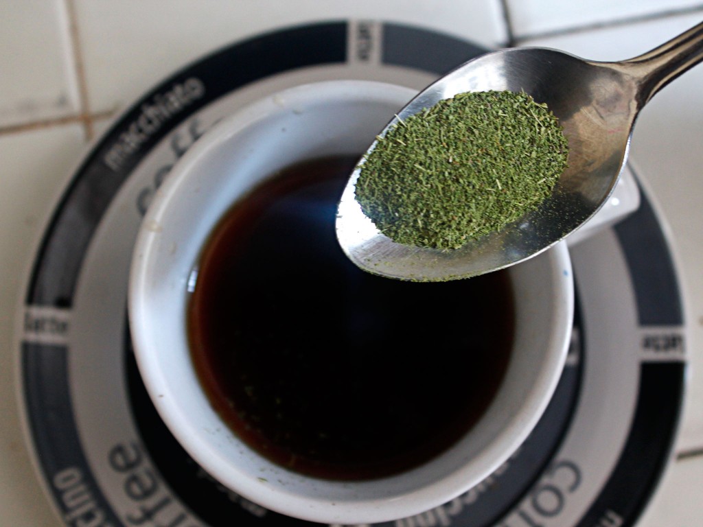 La stevia en polvo funciona como edulcorante natural. Puede llegar a ser hasta 30 veces más dulce que los edulcorantes comerciales. Foto: Jorge Rodríguez/Viatori