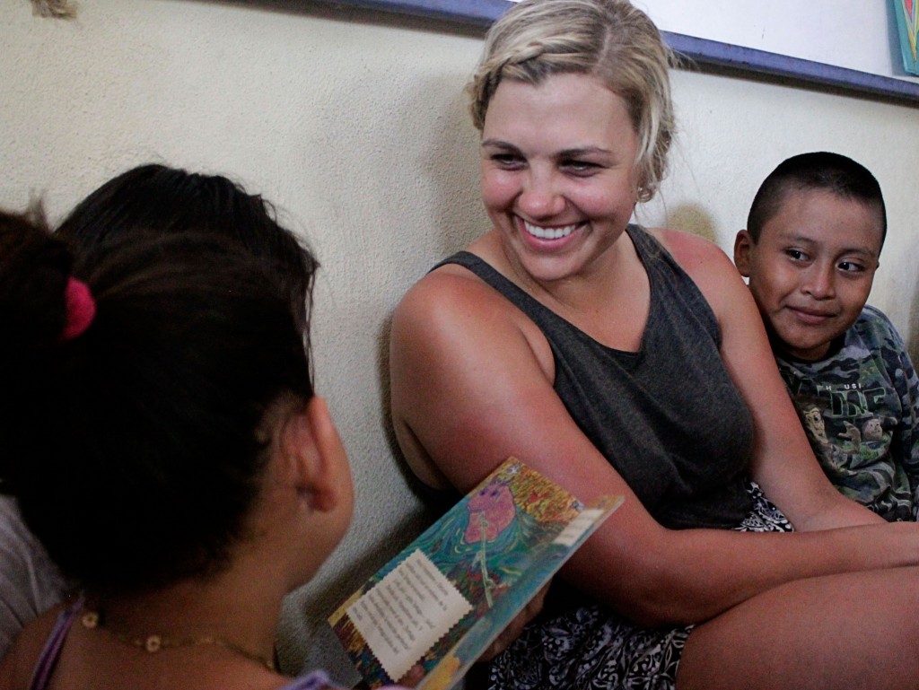 Una voluntaria interactúa con niños de El Paredón, Escuintla en la Biblioteca Buena Vista. Foto: Jorge Rodríguez/Viatori