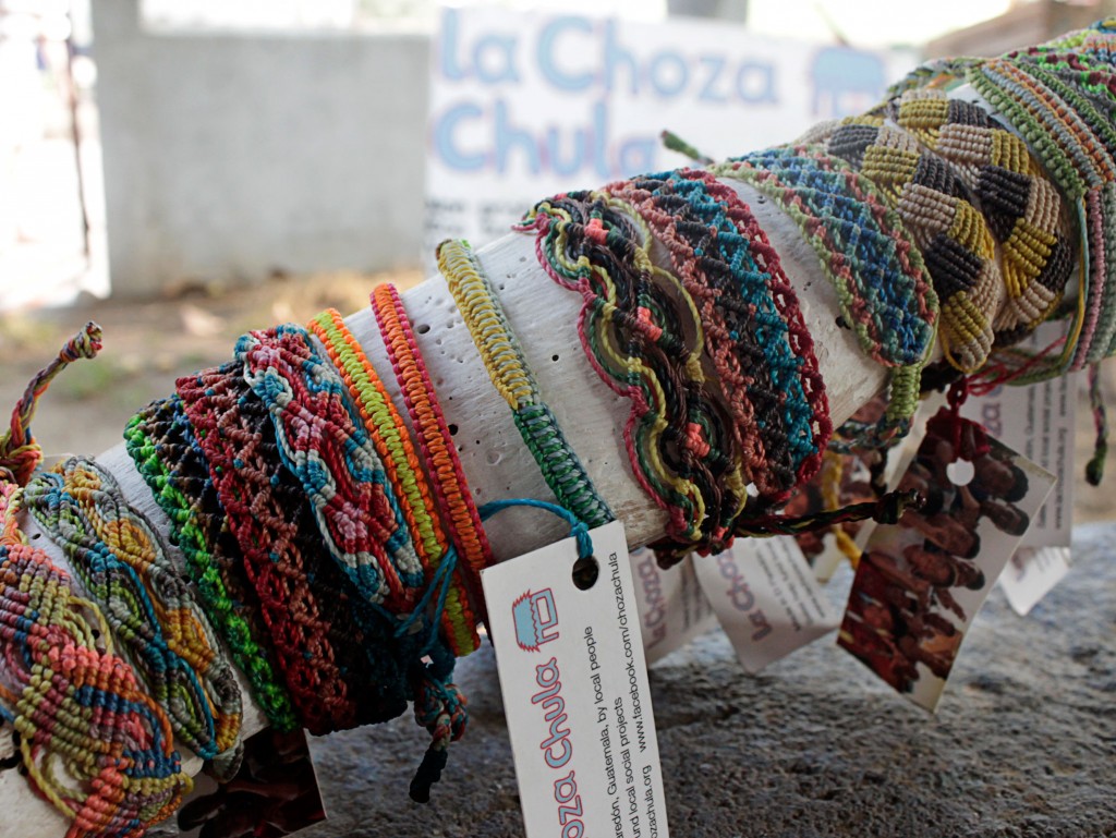 La elaboración de pulseras fue una de las primeras acciones de La Choza Chula en la aldea El Paredón, Escuintla. Foto: Jorge Rodríguez/Viatori