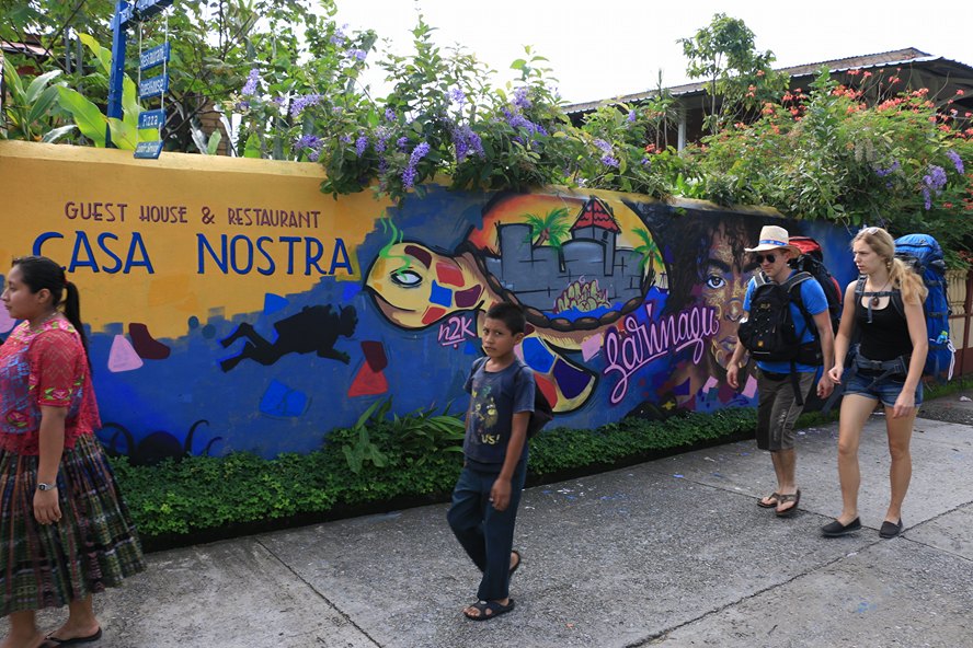 Coloridos murales con manifestaciones culturales dan la bienvenida a Livingston. Foto: Adrián Ramos/INGUAT