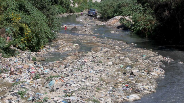 This river forms one of the largest sewage drains in the city. It is highly polluted, contains little aquatic life, and contributes to the contamination of the Motagua River and the marine ecosystem in the Gulf of Honduras. Photo: Carlos Duarte