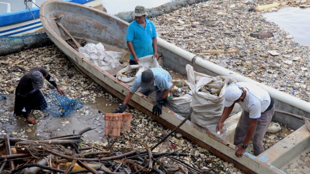 In the main plant of the Floating Solid Waste Retention System there are articulated arms, which are the ones that must retain the residual contamination that the Motagua River drags along on its way through the north and northeast of Guatemala. Photo: Donny Stewart
