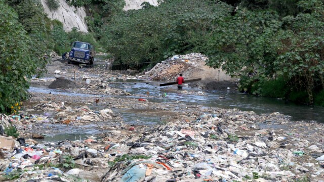 In Chinautla, one of the municipalities located to the north of the city, and which is crossed by the Las Vacas River, the contamination is so evident and so excessive that it can even cause incidents in the communities settled on the banks of the tributary, such as causing flooding or damage in bridges. Photo: Carlos Duarte