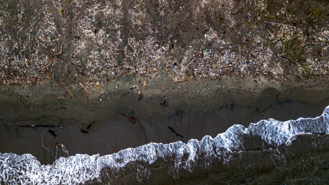 We clean the garbage that is not ours. Everything comes from Guatemala and we can clean it in the morning, but it is useless because in the afternoon it is already full of garbage again”, said Ricardo Alvarado, Municipal Mayor of Omoa. Photo: Carlos Palma