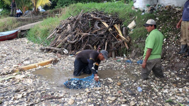 Personnel from the Guatemalan Ministry of Environment, and inhabitants of the village of El Quetzalito, work on the removal of solid waste that floats in the Motagua River. These wastes are then taken to the system's main recycling plant, to be converted into material that will be used in construction or the production of common and everyday objects. Photo: Donny Stewart