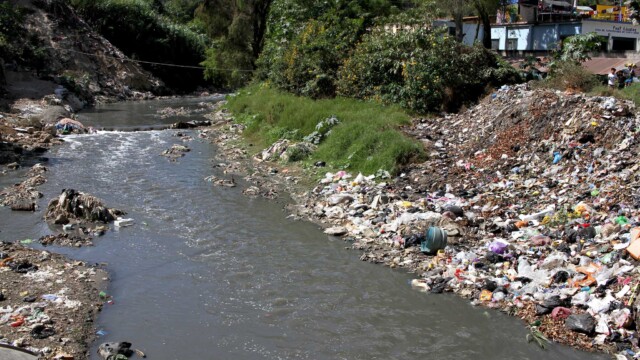 Chinautla is a succession of ravines and mountains crossed by black water rivers. The majority of the population accumulates in the multitude of precarious settlements that have proliferated since the 1980s. Photo: Carlos Duarte