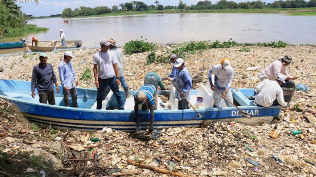 Once on land, the waste is organized and classified before being broken up and shredded into chips. This material can be used for the construction or elaboration of objects such as desks for the educational system of the country or in the construction of highways, since it can be mixed with asphalt and save costs in the production of asphalt. Photo: Donny Stewart