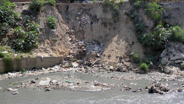 A low level of education and a corrupt municipal administration that has remained in power for decades, do not allow the municipality of Chinautla to enjoy basic services, such as the extraction and management of garbage and residual waste, for which the majority of its inhabitants decides to dispose of the garbage in the Las Vacas river. Photo: Carlos Duarte