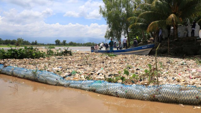 Despite the operation of this waste treatment plant, which contributes to cleaning the Motagua, the residual plastic contamination is excessive, and it is dragged into the Atlantic Ocean and the Omoa Bay, in Honduras. Photo: Donny Stewart