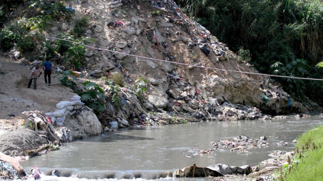 Tierra Nueva and the invasions of the Santa Faz project are both large communities in the municipality of Chinautla. In the rural areas of the municipality there are villages without access to drinking water, and sandboxes have multiplied, increasing environmental vulnerability, and there are still residents who have to cross suspension bridges to enter and exit their communities. Photo: Carlos Duarte