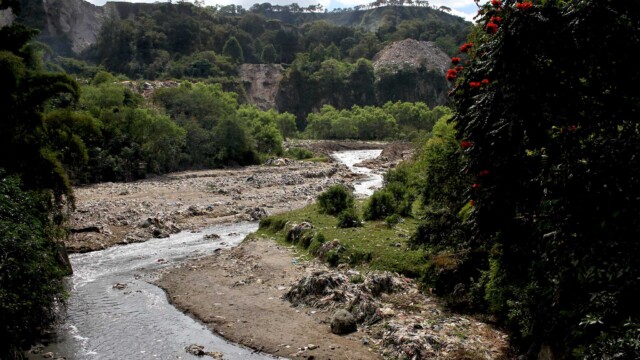 During the rainy season, landslides in the Sanitary Landfill of zone 3, the largest garbage dump in Guatemala City, drag garbage into the Las Vacas River that runs just below this place. In addition to this, many of the settlements located in the ravines of the city, dispose of their garbage in the river due to the lack of garbage removal services. Photo: Carlos Duarte