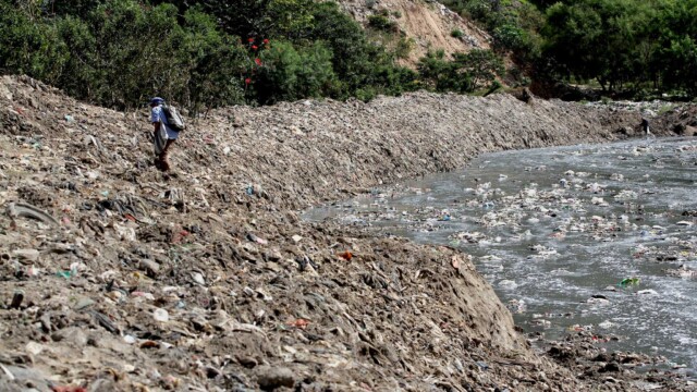 The rains increase the flow of the river to such an extent that the amount of garbage that Las Vacas drags can be counted by tons. And the same garbage is carried into the Motagua River, which accumulates waste from other places in Guatemala. Photo: Carlos Duarte