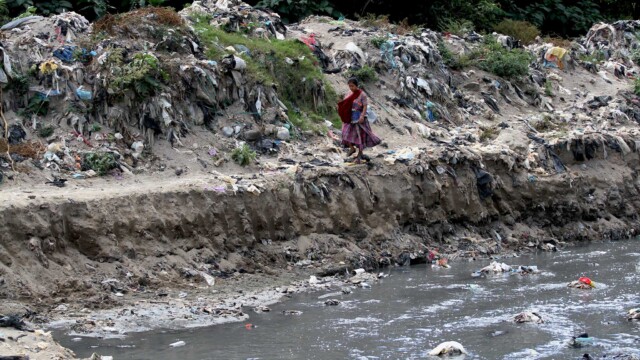 Pollution and the presence of populations and communities on the banks of the Las Vacas River have completely eradicated its biodiversity. Community leaders recount how a few years ago, crocodiles could still be seen wandering in the tributary, and that there were a large number of amphibians and birds that helped maintain an ecological balance in the river. Photo: Carlos Duarte