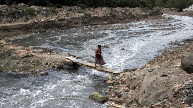 The domestic sector is the one that discharges the largest amount of wastewater into the Motagua River (49.5% of the total), a situation that is aggravated by the lack of wastewater treatment systems, as well as the lack of effective wastewater management plans. solid waste, such as plastic. Photo: Carlos Duarte