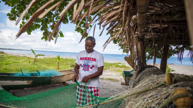 Pedro Serrano, a fisherman from the Garífuna community of Masca, in Omoa, Puerto Cortés, affirms that the garbage from Guatemala affects his trade in Honduras. “(Because of) the garbage that comes out of Guatemala, there are times when the fish does not bite or flee, because it is full of garbage in a certain part and that is when you go out to sea (to fish).” Photo: Carlos Palma