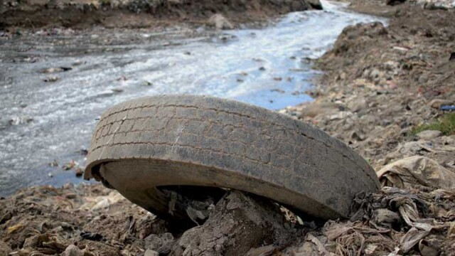 A tire is seen washed in one of the shores of the Las Vacas river, in Chinautla on the outskirts of Guatemala City. Las Vacas is one of the many tributaries of the Motagua River, most filled by garbage. Photo: Carlos Duarte