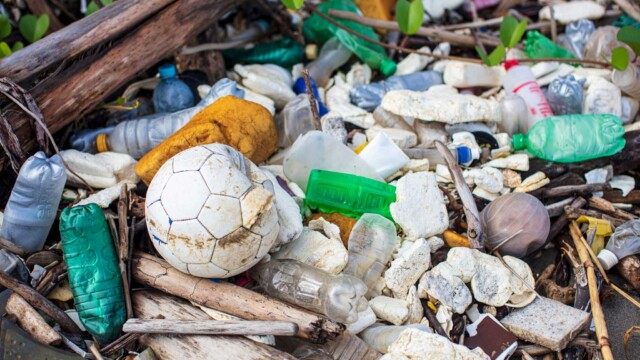 What Eduardo did not understand in those days of childhood, collecting used dolls, is that all that large amount of waste that he dug up was there thanks to the Motagua, a river of 17,991 km2 in extension, which originates in the center of Guatemala, specifically in Joyabay, Quiché, more than 500 kilometers from Masca, and empties into the Honduran Caribbean Sea. Photo: Carlos Palma