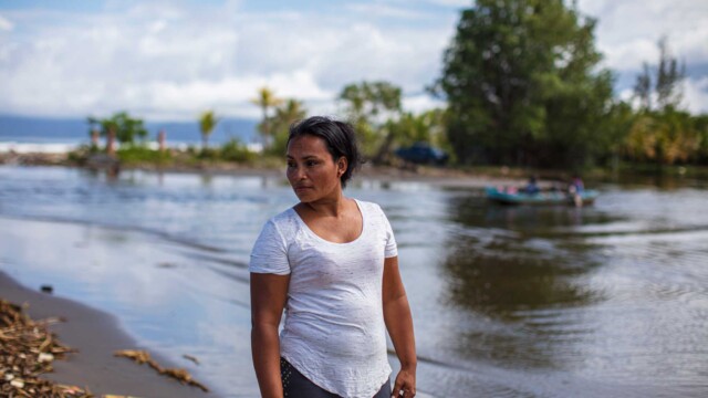 Yessenia Rivera Vargas, a community leader from Barra del Motagua, affirms that the community she lives in is dedicated to carrying out ecological projects to clean the beaches. “In my community we dedicate ourselves to reforestation and when there are projects, we develop them. We live in a beautiful place and it has been good for me, because here we love what we do for the community.” Photo: Carlos Palma