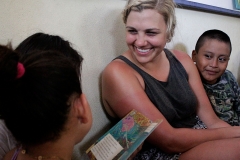 Una voluntaria interactúa con niños de El Paredón, Escuintla en la Biblioteca Buena Vista. Foto: Jorge Rodríguez/Viatori