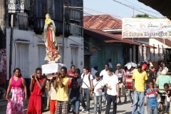 La imagen de la Virgen de Guadalupe recorre las calles del centro de Livingston. Foto: Jorge Rodríguez/Viatori