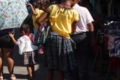 Es tradición que durante la celebración del Pororó las mujeres garifunas adopten la vestimenta tradicional de las mujeres q'eqchi'. Foto: Jorge Rodríguez/Viatori