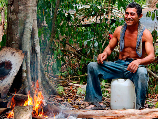 Xatero sonríe mientras calienta su comida. Foto: Jorge Rodríguez/Viatori