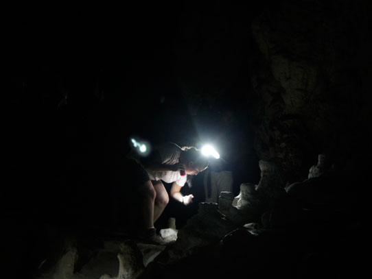 A medida que se ingresa dentro de las cuevas, la oscuridad se apodera del entorno. Foto: Jorge Rodríguez/Viatori