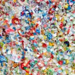 Atrapar lo invisible: la tecnología que puede eliminar del agua microplásticos y superbacterias viajeras